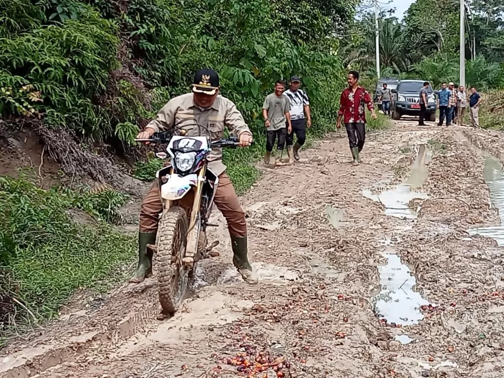 Penjabat (Pj) Bupati Sarolangun, Henrizal melintasi jalan menuju Desa Kasangmelintang di Kecamatan Pauh, Senin (9/1/2023)