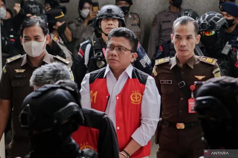 Terdakwa kasus pembunuhan berencana terhadap Nofriansyah Yousa Hutabarat atau Brigadir J, Ferdy Sambo (kedua kanan) berjalan menuju ruang sidang di Pengadian Negeri Jakarta Selatan, Jakarta, Selasa (17/1/2023)