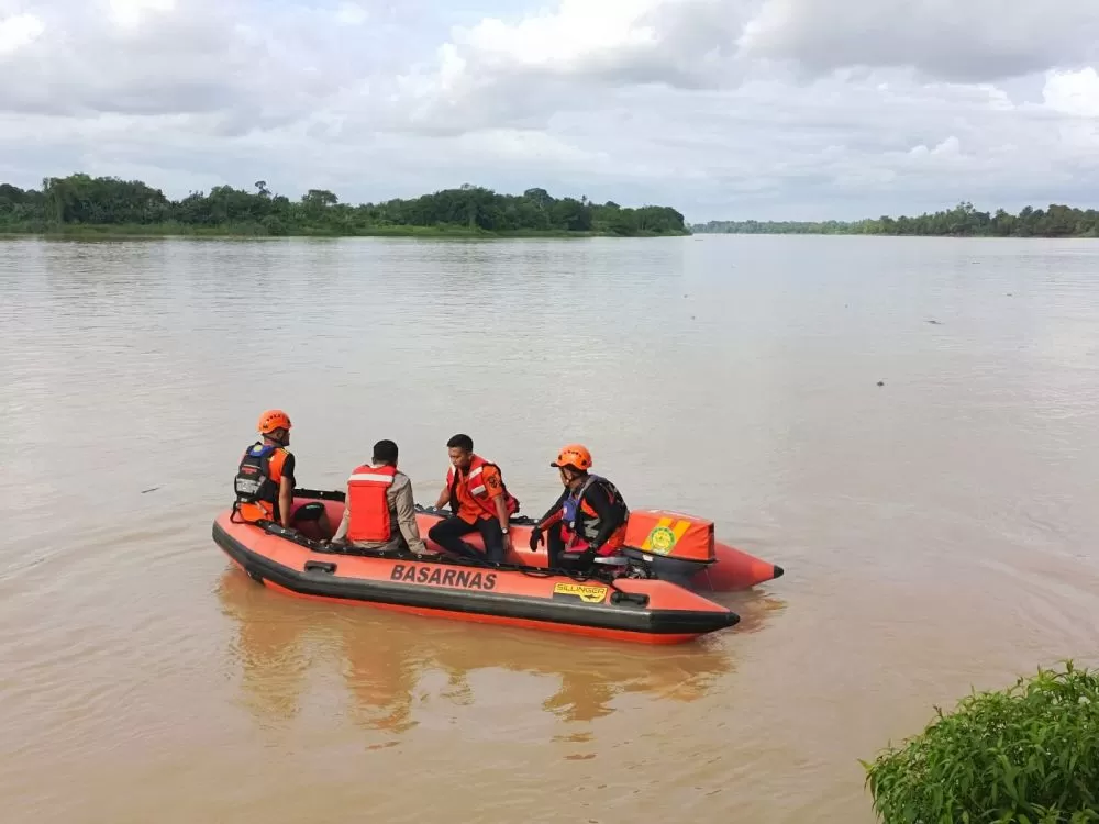 Tim SAR Gabungan melakukan penyisiran di Sungai Batanghari/ Metrojambi.com/ Ist