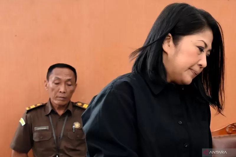 Terdakwa kasus pembunuhan berencana Brigadir Yosua Hutabarat, Putri Candrawathi (kanan), tiba untuk menjalani sidang lanjutan di Pengadilan Negeri Jakarta Selatan, Jakarta, Senin (19/12/2022). Sidang tersebut beragendakan pemeriksaan saksi ahli yang dihadirkan oleh Jaksa Penuntut Umum. 