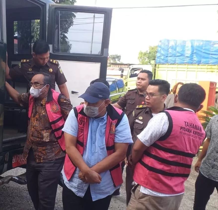 Adik ipar mantan Gubernur Jambi Fachrori Umar itu ditahan sebagai tersangka kasus korupsi jalan Padang Lamo Tebo tahun 2019.