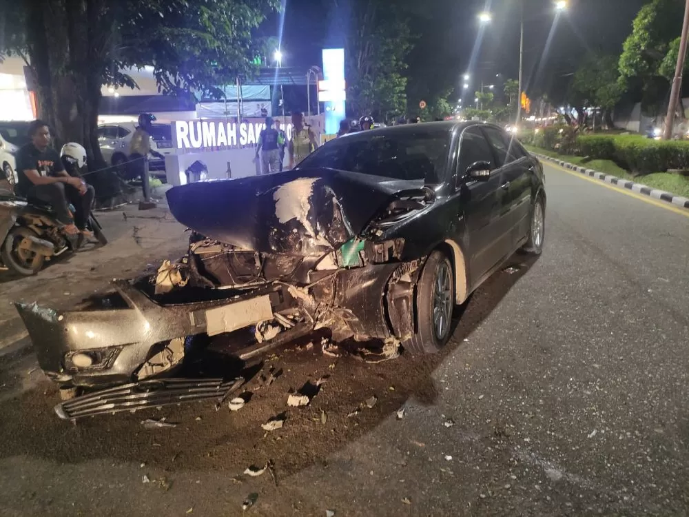 Mobil Toyota Camry usai mengalami kecelakaan tunggal yang menabrak tiang reklame di sekitar RS Siloam, Jambi, 