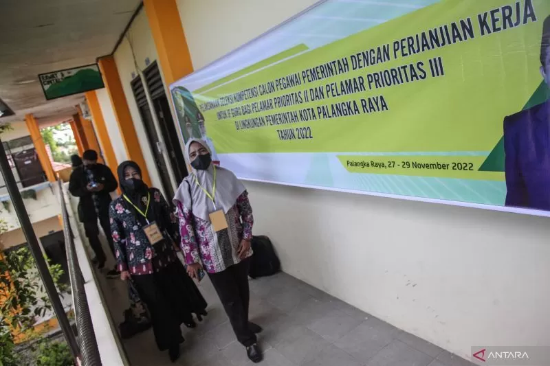 Arsip Foto. Sejumlah guru honorer berjalan keluar usai mengikuti ujian seleksi kompetensi calon Pegawai Pemerintah dengan Perjanjian Kerja (PPPK) Guru tahun 2022 di SMPN 2 Palangka Raya, Kalimantan Tengah, Senin (28/11/2022)
