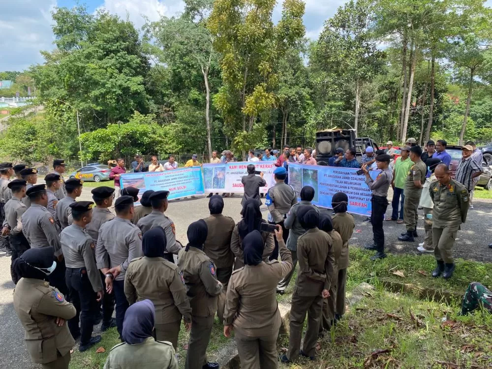 Puluhan warga yang dimotori LSM SP3LH menuding kegiatan tambang PT AJC (Anugrah Jambi Coalindo) di Kecamatan Pauh, Kabupaten Sarolangun menyalahi aturan dengan menyerobot lahan warga.