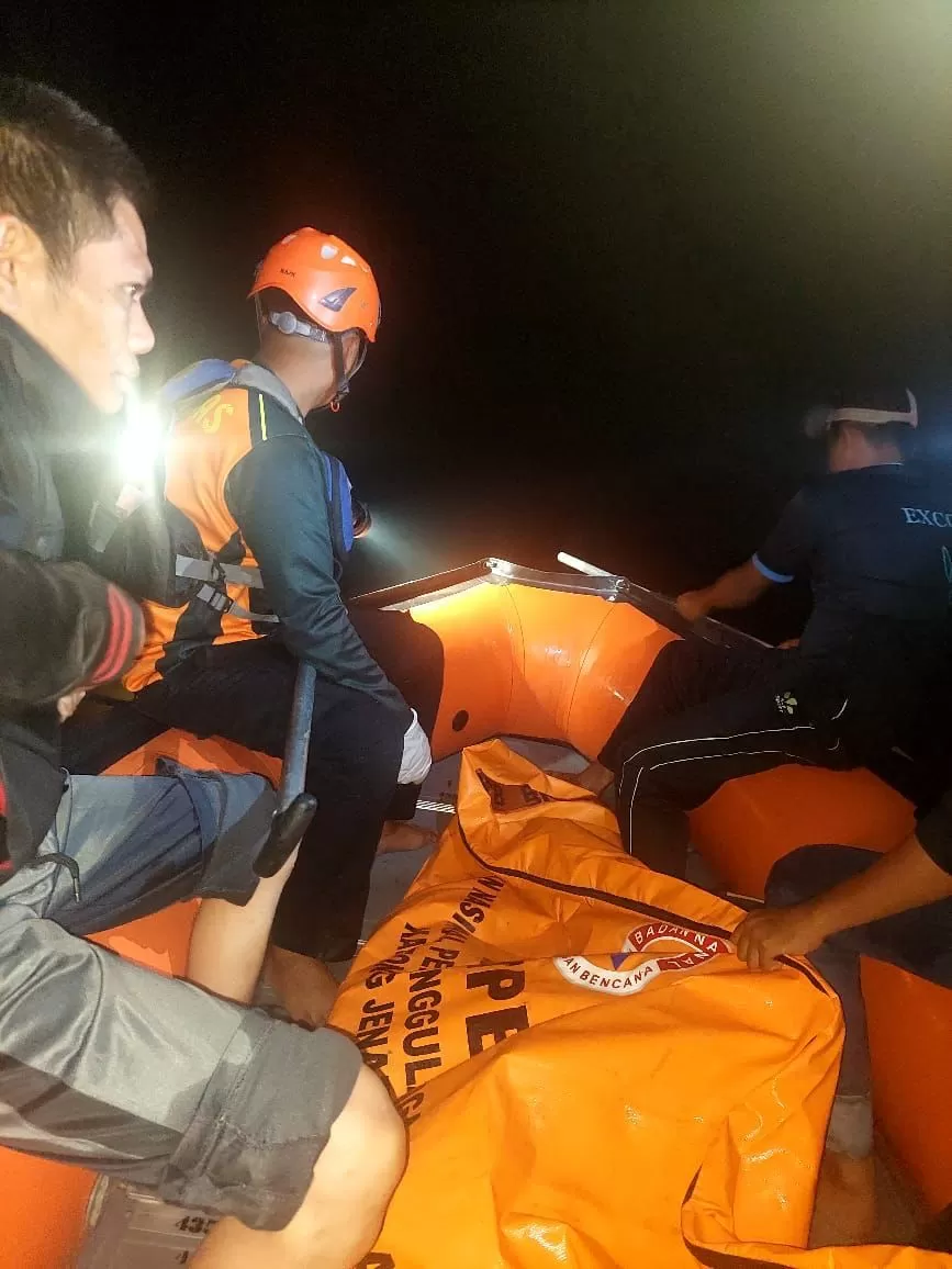 Tim SAR gabungan evakuasi seorang santri yang tenggelam di Sungai Batang Asai/ Metrojambi.com/ Ist