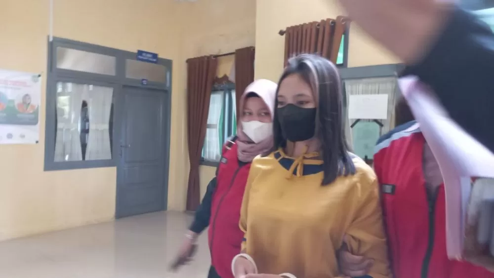 Tersangka pelecehan seksual 17 anak menggunakan baju kuning dan menggunakan masker, serta tangan terborgol saat tiba di RSJ Jambi/ Metrojambi.com/ Ist