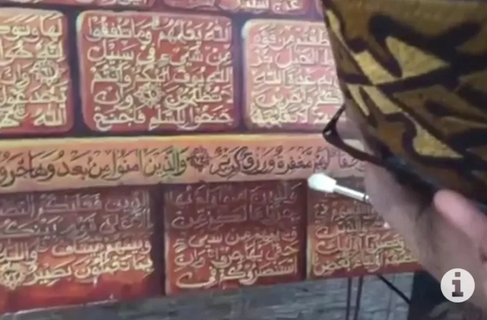 Proses pembuatan lukisan ayat suci Al Quran di Pesantren La Raiba Hanifida, Kabupaten Jombang, Jawa Timur. Di pesantren ini akan membuat museum dengan konsep lukisan ayat suci Al Quran, mengajak masyarakat bisa membaca sekaligus memahami makna dari surat-surat tersebut. ANTARA/ HO-pesantren