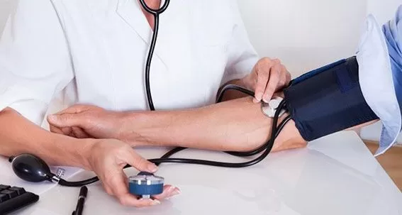 ilustrasi cek tekanan darah