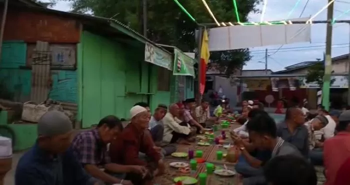 Foto: suasana berbuka puasa di masjid jamik Belawan dengan menu nasi soto (ferra hariyanto)