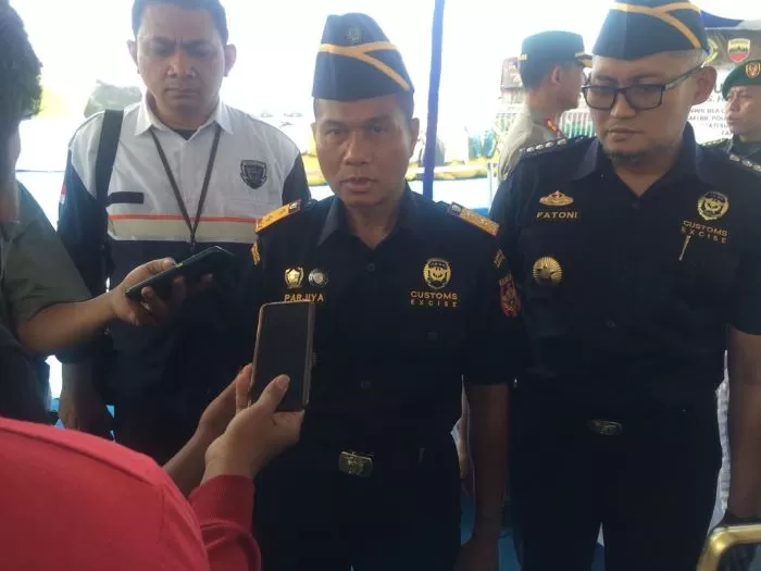 Foto: KAnwil Bea Cukai SUmatera Utara menyampaikan pemusnahan pakaian impor bekas dari hasil penindakan (ferra hariyanto)