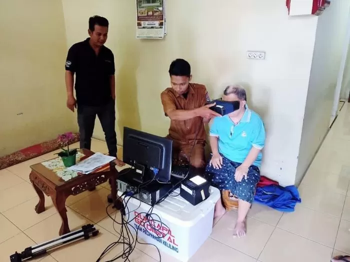 Foto: Petugas Disdukcapil Pemkab Deli Serdang Jemput bola rekam KTP elektronik warga