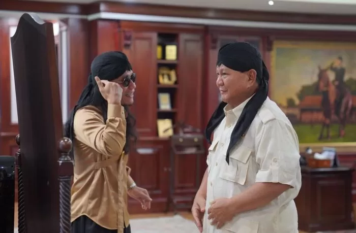 Foto: Prabowo SUbianto mengenakan blangkon jenderal sudirman pemberian gus miftah (#prabowosubianto)