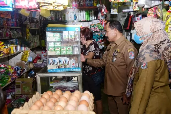 Foto: Tim pengawasan obat dan makanan pengecekan disejumlah toko