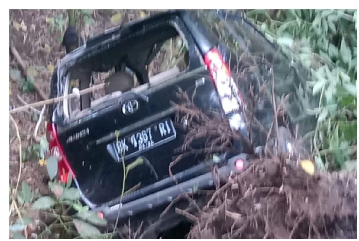 Foto: Mobil wisatawan lokal masuk jurang di Parapat