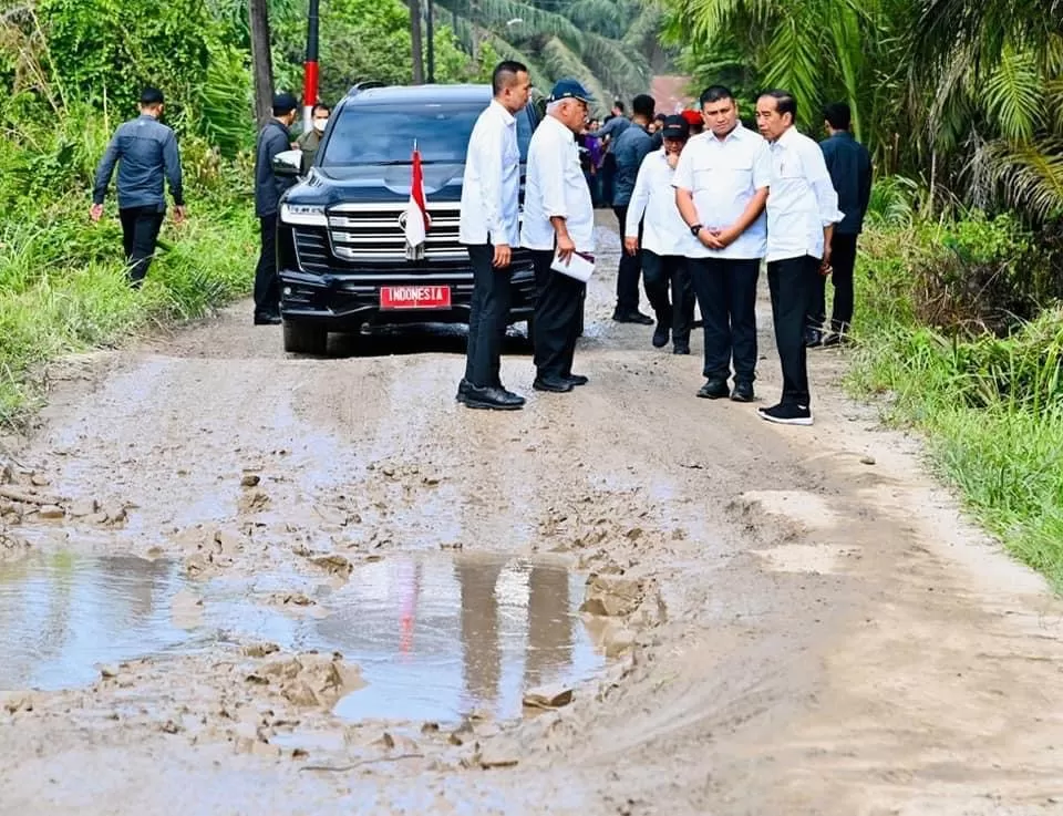 Foto: Presiden Jokowi Kunjungan kerja ke Pemkab Labura meninjau ruas jalan rusak
