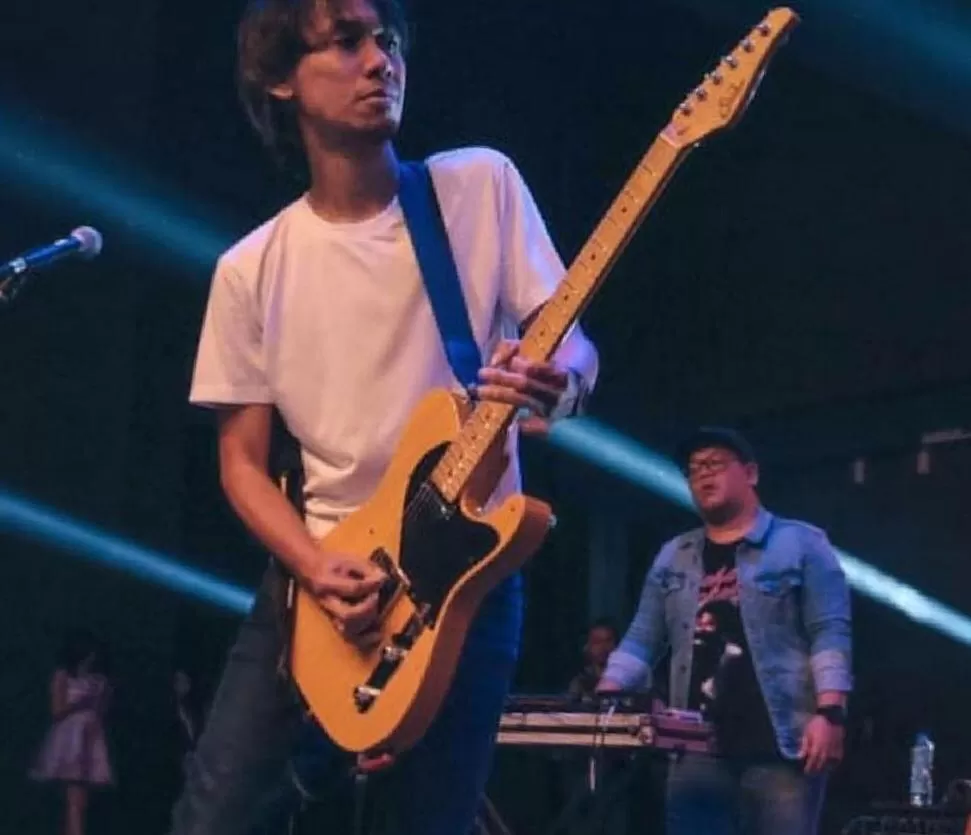 Foto: Gitaris Sheila on 7 Erros saat tampil dalam suatu momen (#music80s90s)