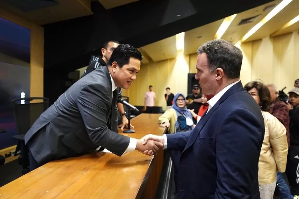 Foto; Erick Thohir saat bertemu dengan delegasi sepakbola Brazil (@erick thohir)
