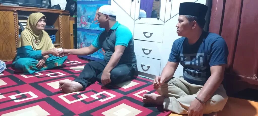 Foto: Perku,pulan Pers di Pemkab Madina memberikan bantuan kepada warga pengidap penyakit langka (istimewa)