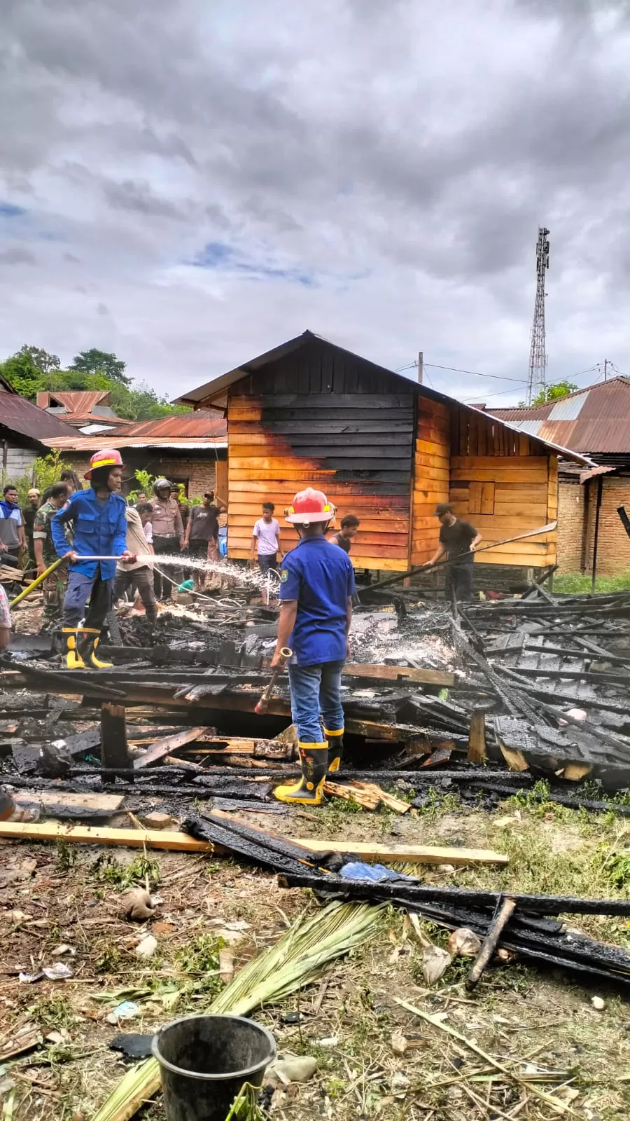 Foto; Satu unit rumah yang dihuni janda dan anak yatim di desa Sihe[eng kabupaten Madina hangus terbakar (istimewa)