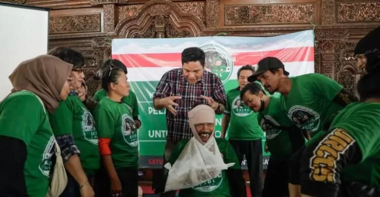 Foto; Sejumlah relawan Ganjar Pranowo dalam komunitas driver ojol ikuti pelatihan keselamatan kerja (RM.id)