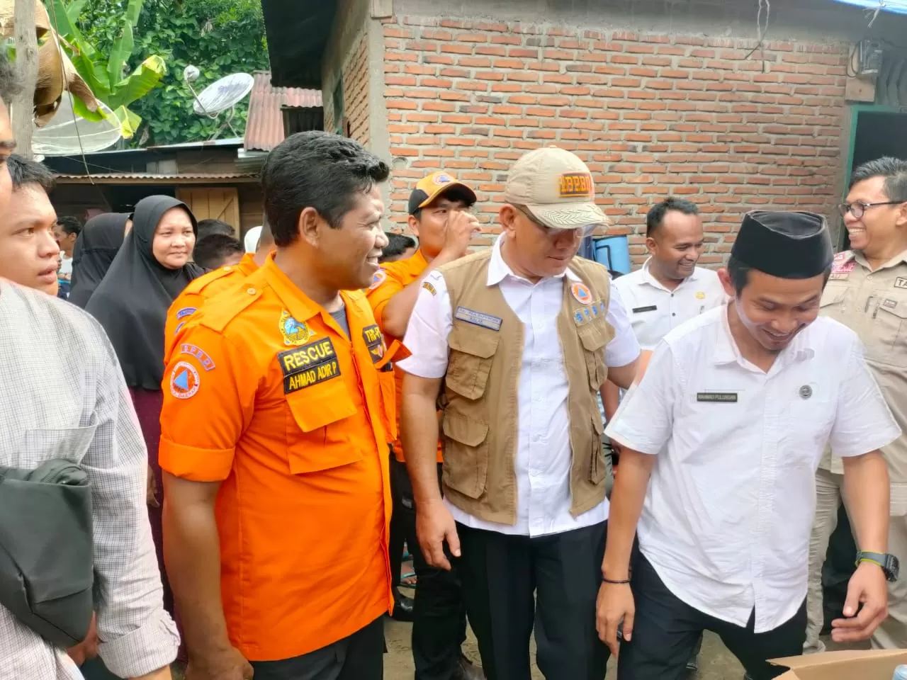 Foto: Bupati Madina Jakfar Sukhairi berikan bantuan kepada korban kebakaran (istimewa)