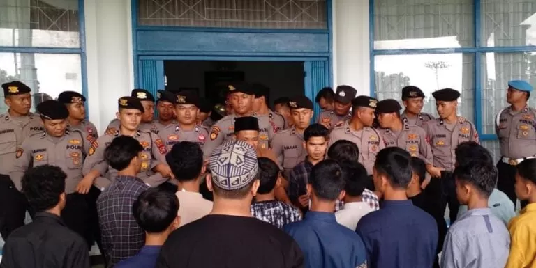 Foto: Dugaan penyalahguna wewenang,Forkamp Madina geruduk kantor Bupati  (Istimewa )