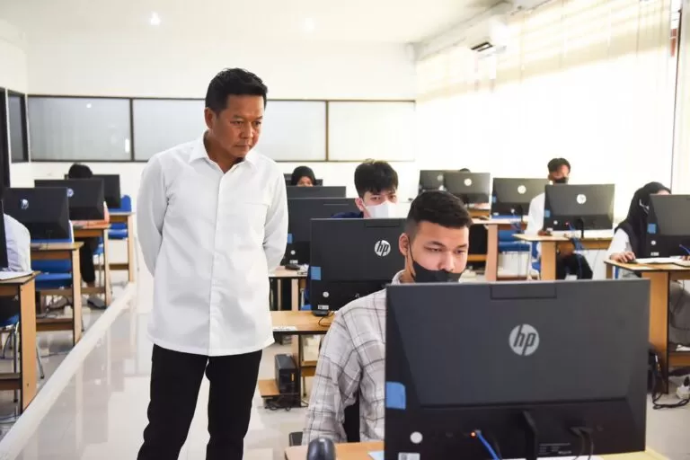 Foto: Rektor USU Muryanto Amin tinjau UTBK jalur mandiri (USU)