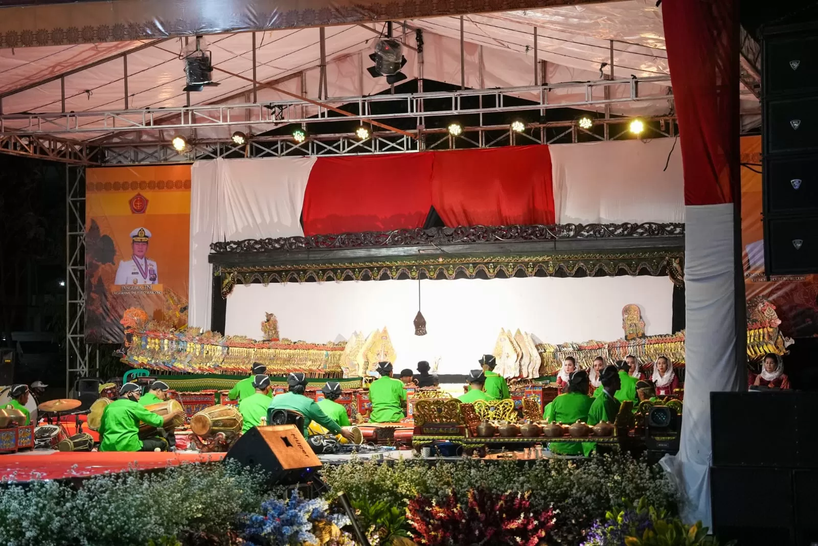 Foto: Pangkoarmada II saksikan gelaran wayang kulit bersama Panglima TNI  (Pen2)