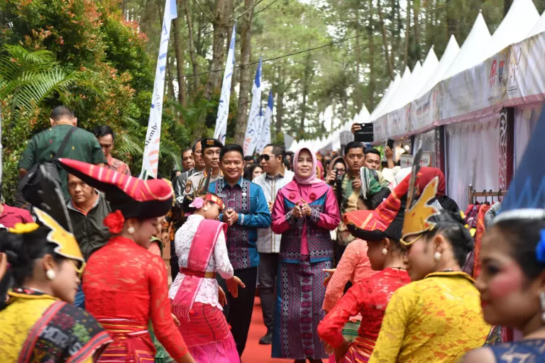 Foto: PJ Gubernur Sumut buka lake Toba fashion week (Diskominfo Sumut )