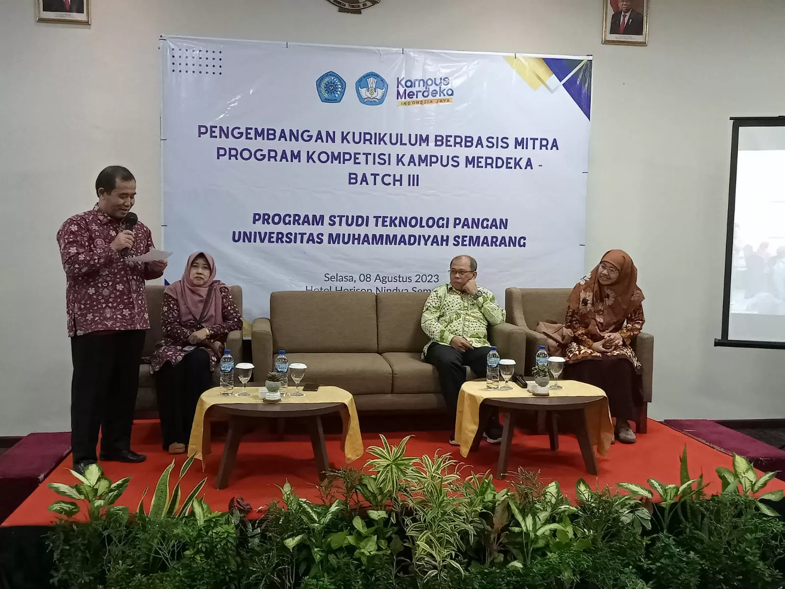 Dekan saat membuka lokakarya  (foto sugeng i)