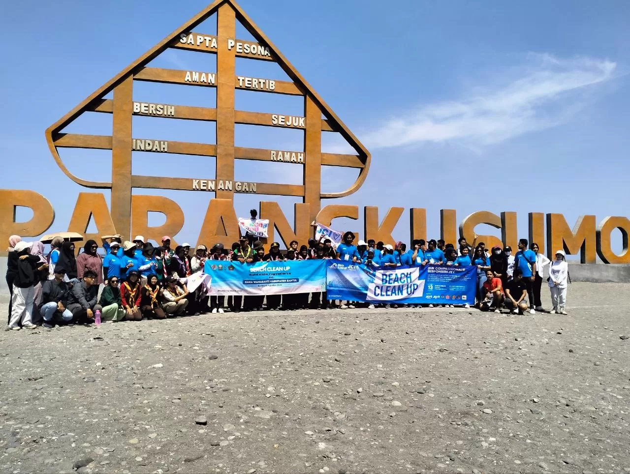 Pengurus Junior Chamber International (JCI) saat Beach Clean Up di Pantai Parangkusumo  ( JCI Yogyakarta)