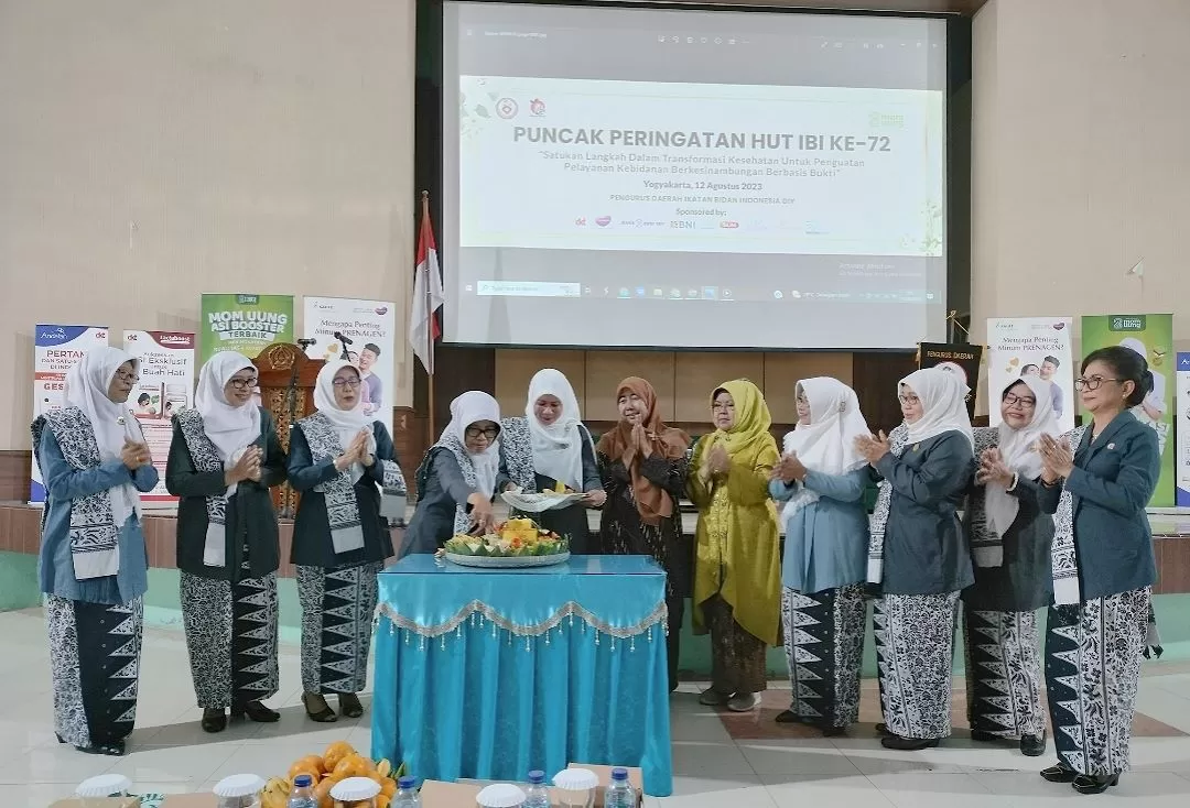  Pemotongan tumpeng puncak peringatan HUT ke-72 IBI yang selenggarakan oleh PD IBI DIY. (Dokumentasi PD IBI DIY)