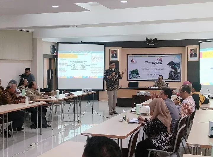 Narasumber menyampaikan paparan di FGD UJB ( Dokumentasi Universitas Janabadra Yogyakarta (UJB))