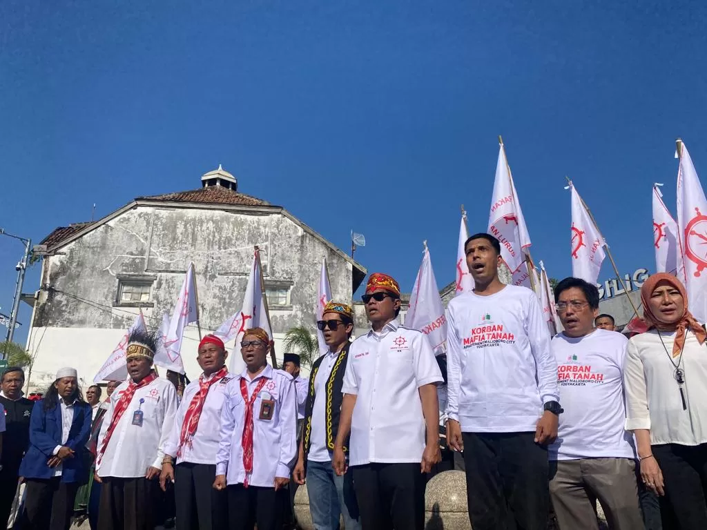 Aksi damai korban apartemen dan GJL di kawasan Tugu  (Harminanto)