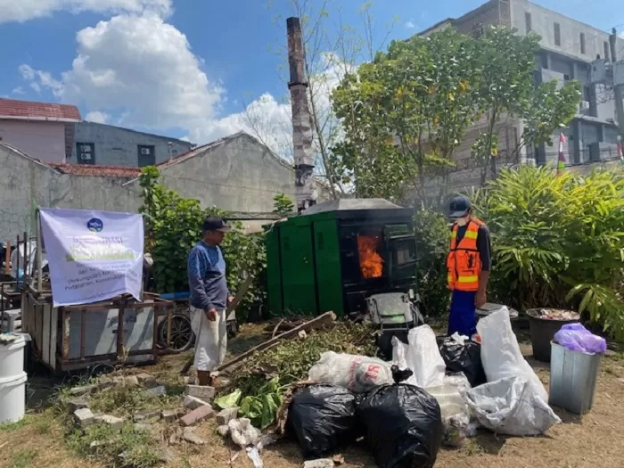 Pekerja sedang membakar sampah residu dengan alat pembakar.     (Syaifullah Nur Ichwan)