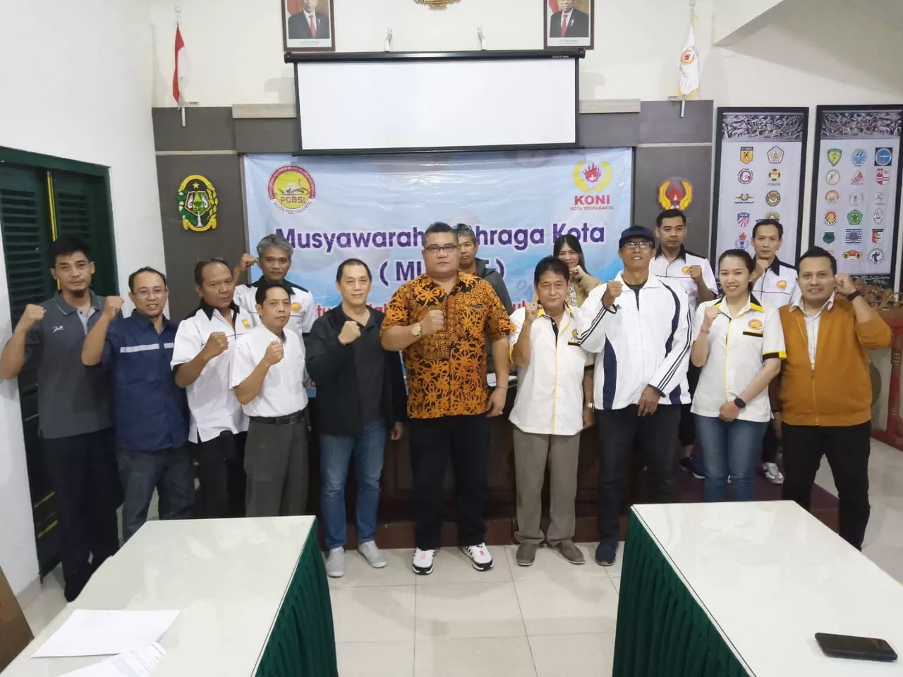 Agus Herhastadi SH (keempat dari kanan depan) kembali terpilih untuk memimpin Pengurus Kota (Pengkot) Persatuan Olahraga Billiard Seluruh Indonesia (POBSI) Yogyakarta untuk masa periode 2023-2027.   (Aditya Asros)