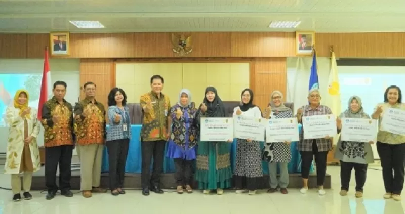 Pemberian bantuan panci presto listrik (Foto: Ist)