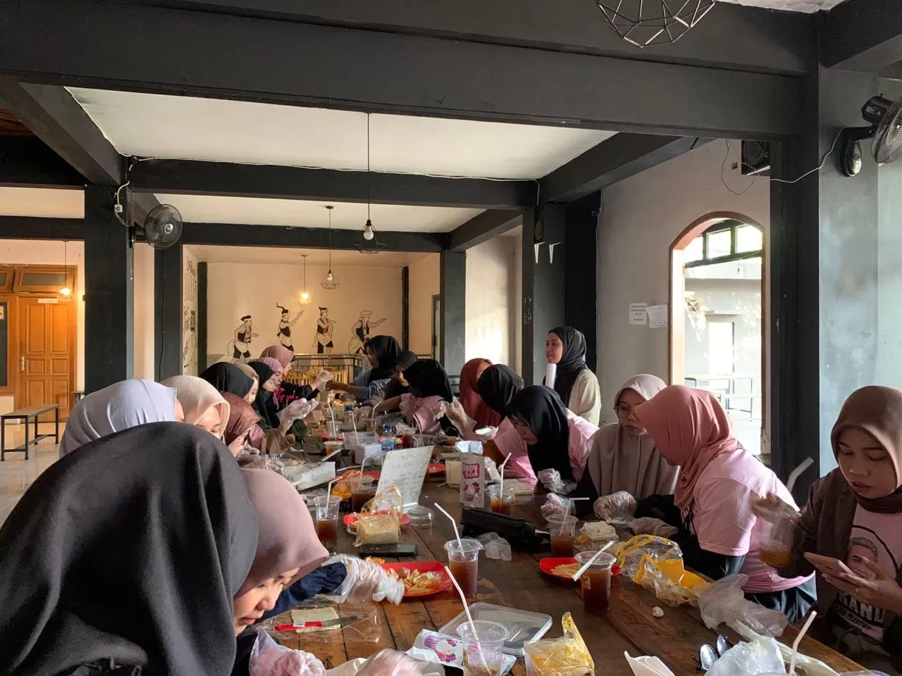 Suasana elatihan Membuat Sandwich (Relawan Ganjar)