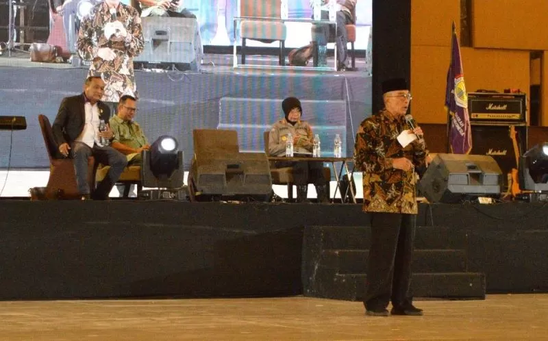 Drs. H. Mohammad Idham Samawi saat menjadi narasumber dialog budaya dan kebangsaan (Roby AS)