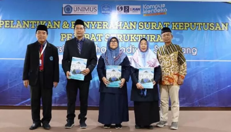 Sebagian pejabat baru berpose dengan Rektor (kiri) dan Ketua BPH (kanan)