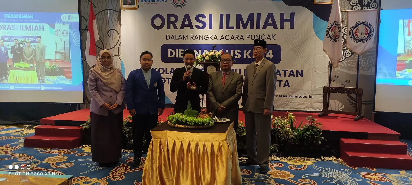 Pemotongan tumpeng di sela orasi ilmiah puncak Dies Natalis ke-4 Stikes Notokusumo. (Istimewa)