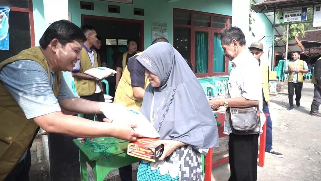 Bersamaan dengan cek kesehatan, diselenggarakan juga pembagian sejumlah 500 kantong beras untuk masyarakat kurang mampu di desa tersebut. (Istimewa)