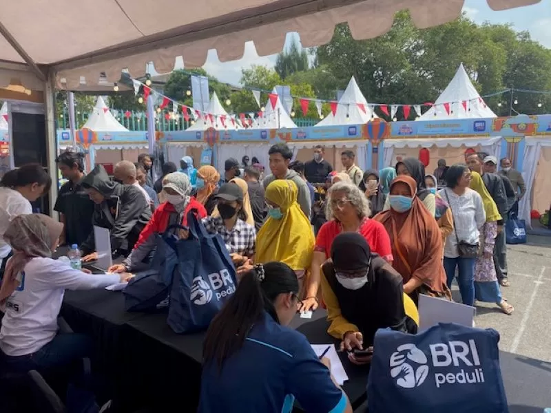 Masyarakat mengantri untuk mengambil paket sembako dalam acara Pesta Rakyat Simpedes. (Saifullah Nur Ichwan)