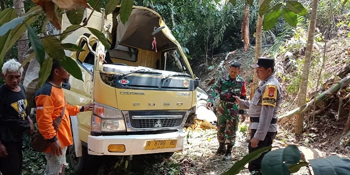 Kondisi truk ringsek usai terjun ke dalam jurang sedalam 4 meter. (Istimewa)