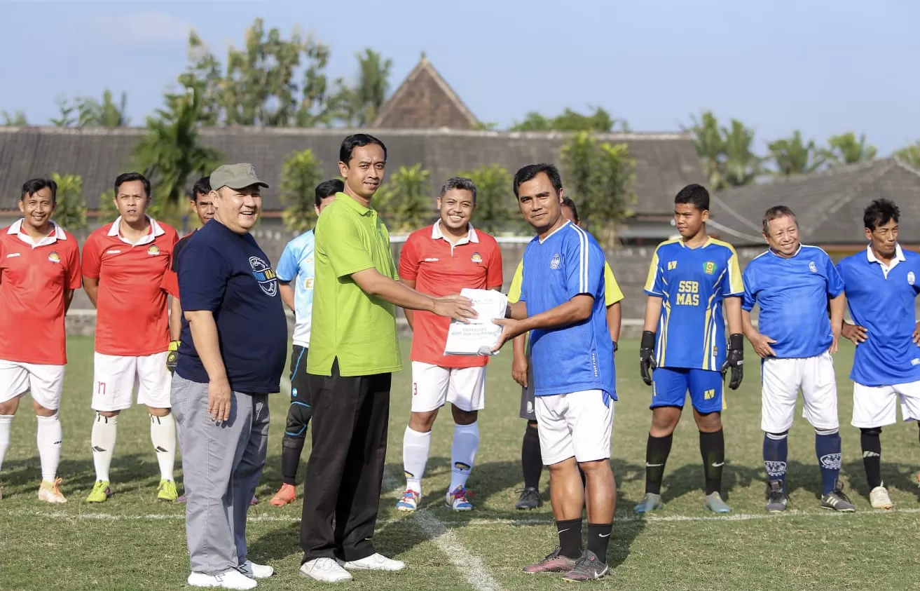 UAJY beri tali asih untuk PSIM Legend.