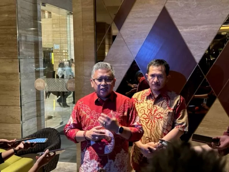 Hasto Kristyanto (kiri) saat memberikan keterangan pada media  (Harminanto)