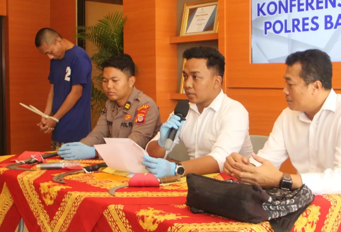 Kasatreskrim Polres Bantul menunjukkan sebagian barang bukti clurit  (Judiman)