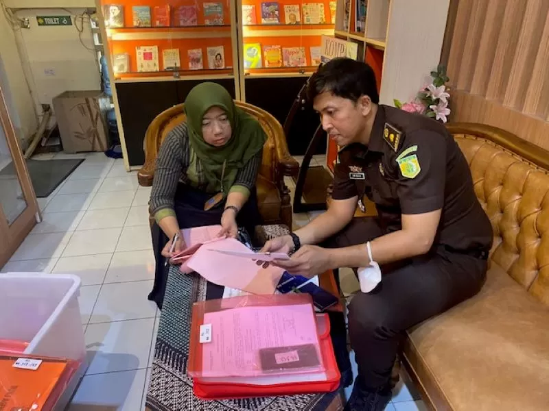 Kasi Pidsus Kejari Sleman saat menyerahkan berkas dan barang bukti ke petugas Pengadilan Tipikor Yogya.  (Saifullah Nur Ichwan)