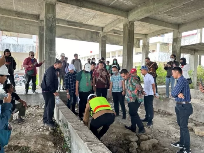 Majelis hakim saat menyaksikan pengukuran yang dilakukan saksi ahli di lokasi bangunan SMPN 1 Wates  (Harminanto)