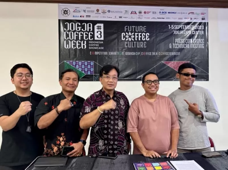 Penyelenggara saat berfoto untuk media  (Harminanto)